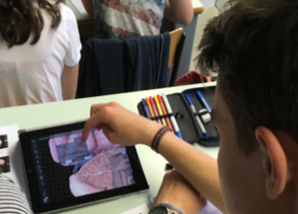 Blick über die Schulter eines jungen Schülers mit ipad