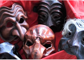 Verschiedene Masken auf einem roten Samt