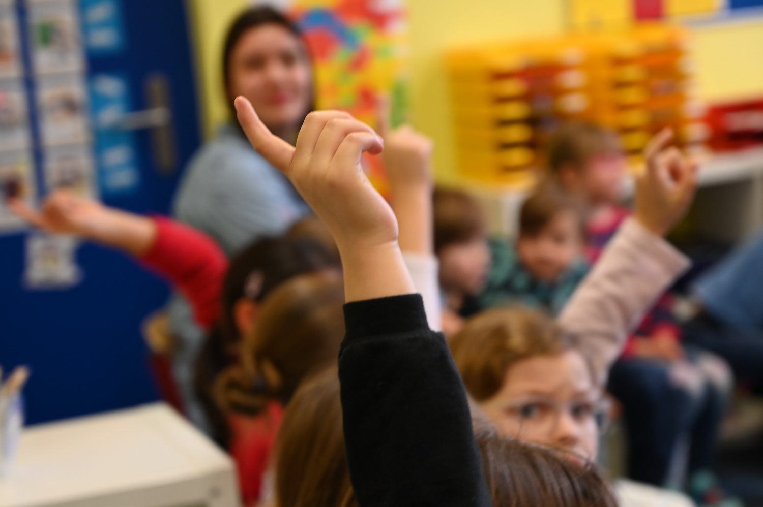 Streckender Schüler im Unterricht Streckender Schüler im Unterricht
