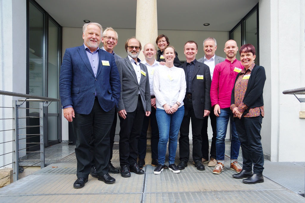 Gruppenbild vor dem Treppenaufgang zum Seminar Tübingen