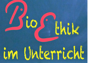 Schrift an einer blauen Schultafel 
