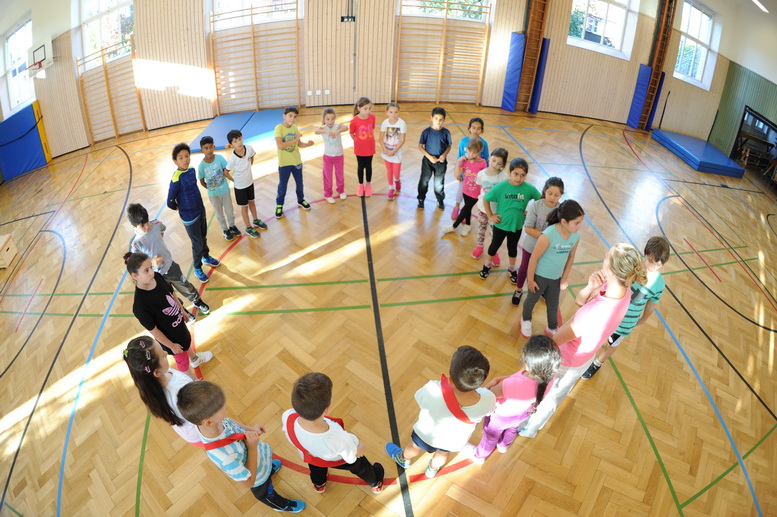 Schüler im Kreis stehend in Turnhalle Schüler im Kreis stehend in Turnhalle