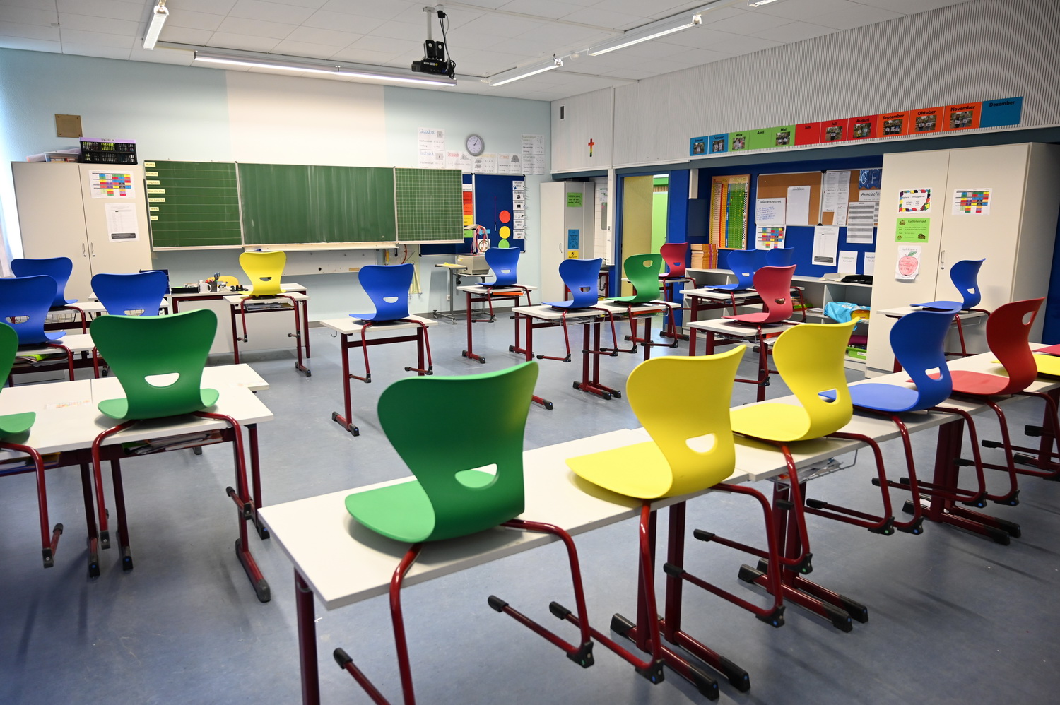 Bunte Stühle in leerem Klassenzimmer Bunte Stühle in leerem Klassenzimmer